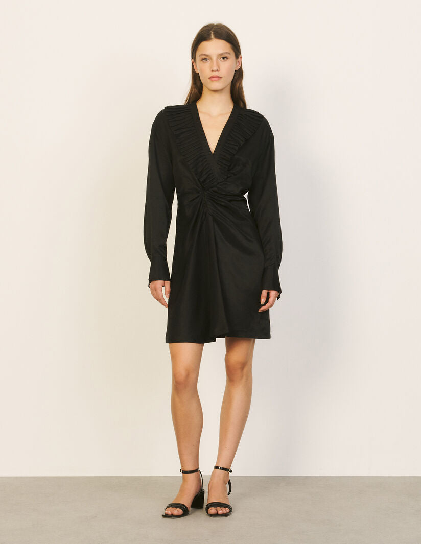 Vestido corto con volantes fruncidos