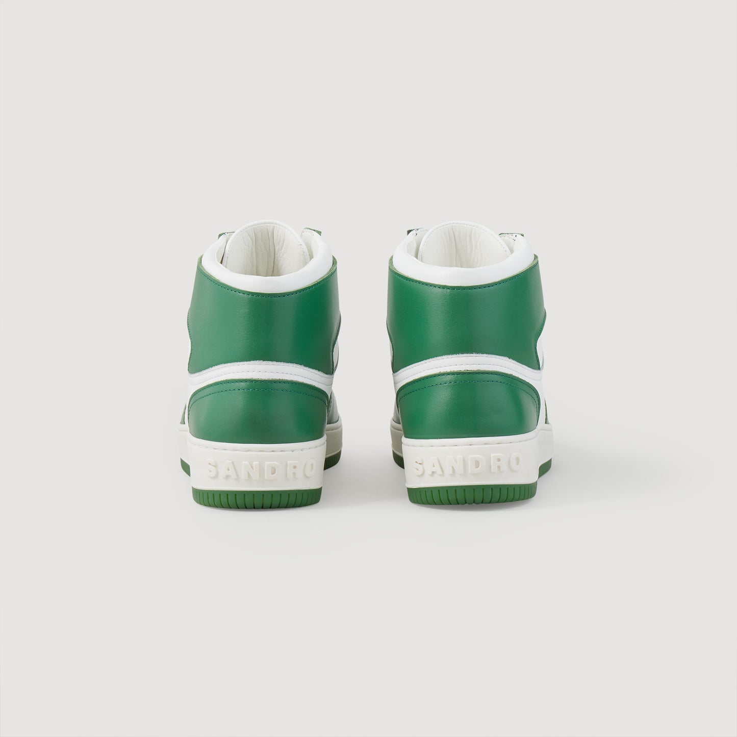 Sneakers altas de pie