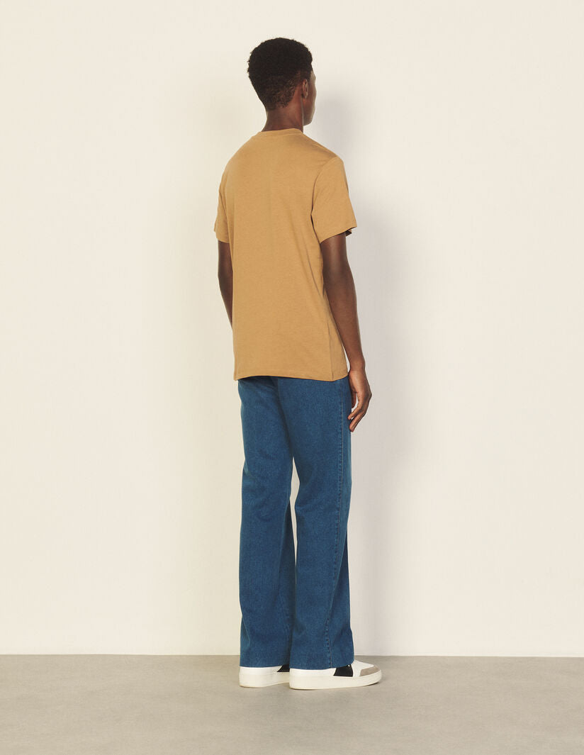 Camiseta con logotipo bordado