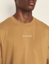 Camiseta con logotipo bordado
