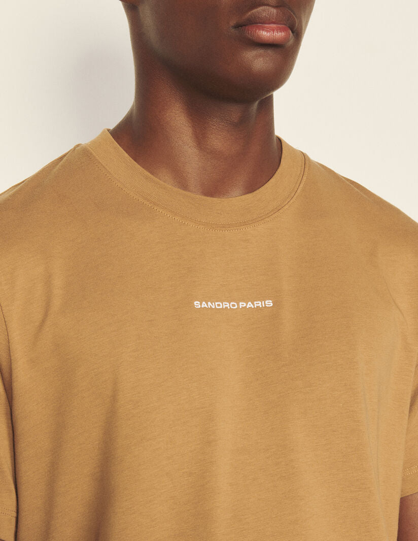 Camiseta con logotipo bordado