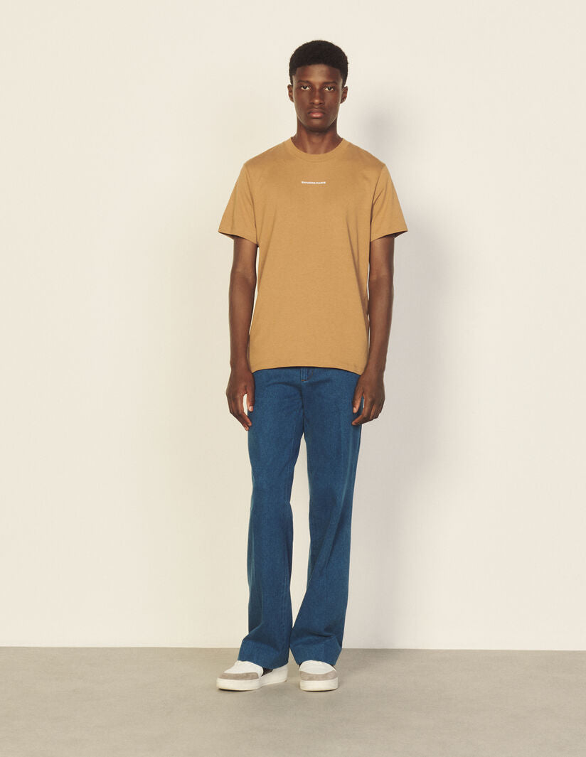 Camiseta con logotipo bordado
