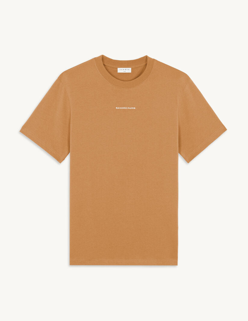Camiseta con logotipo bordado