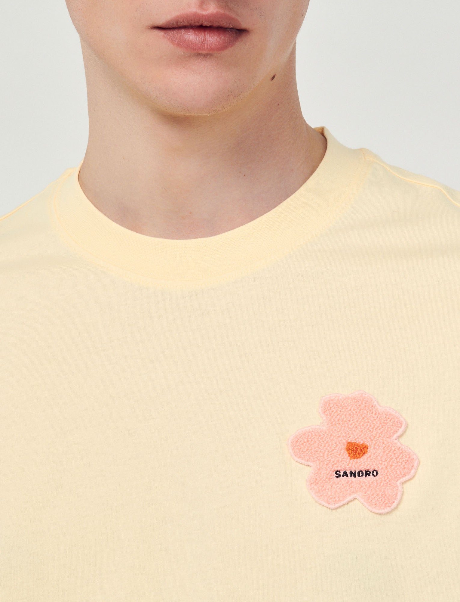 Camiseta con parche de flores